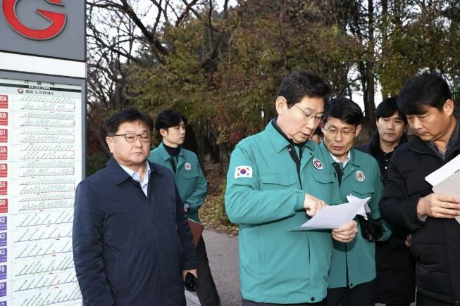 이상일 용인특례시장이 5일 아침 기흥역 버스정류장에서 이날 운행을 시작한 증편 광역버스를 점검하고 있다.