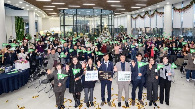 현근택 수원시 제2부시장이 손바닥정원단과 함께하고 있다.