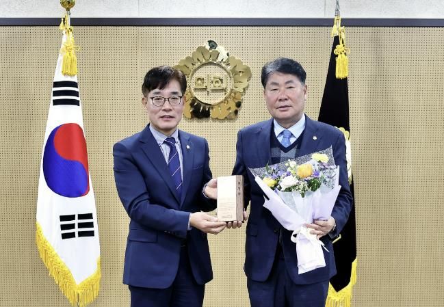 의왕시의회 서창수‧한채훈 의원, 경기도남부권시군의장협의회 우수의원 표창패 수상