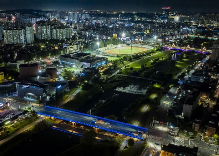 어두운 도심에 오색빛의 향연오산천 교량, 경관조명 설치