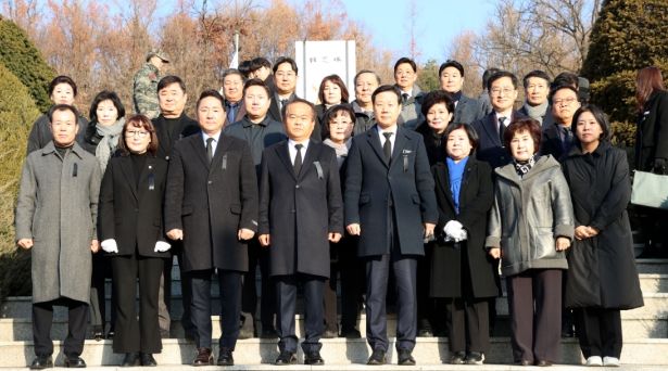 성남시의회, 2025년 신년 현충탑 참배
