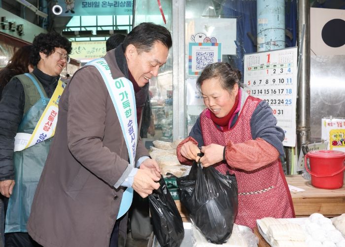 이재준 수원시장이 구매탄시장에서 장을 보고 있다.