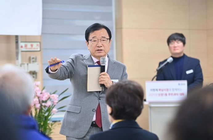 이현재 하남시장이 22일 신장1동 행정복지센터에서 열린 신장1동 주민과의 대화에서 시민의 질의에 답변하고 있다.