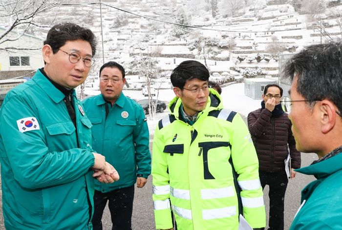이상일 용인특례시장은 시 관계자들과 함께 27일 오전 처인구 이동읍 서리 서울공원묘원 일대 학교개 주변 제설 상황을 살폈다.
