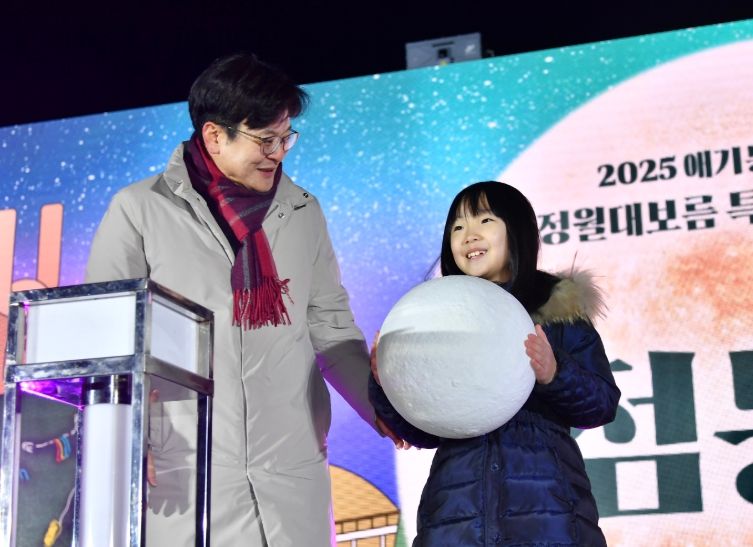 정월대보름 특별무대에 선 어린이의 목소리에 귀기울이는 김병수 시장