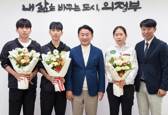 지난해 10월 29일 김동근 시장이 국가대표로 선발된 시청 직장운동경기부 빙상팀 선수(사진 왼쪽부터 정재원, 양호준, 김민선 선수, 제갈성렬 감독)들을 격려하는 자리를 갖고 함께 기념사진을 찍고 있다.