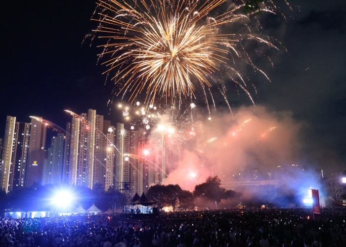 2024 과천공연예술축제 폐막식에서 불꽃놀이가 진행 중이다