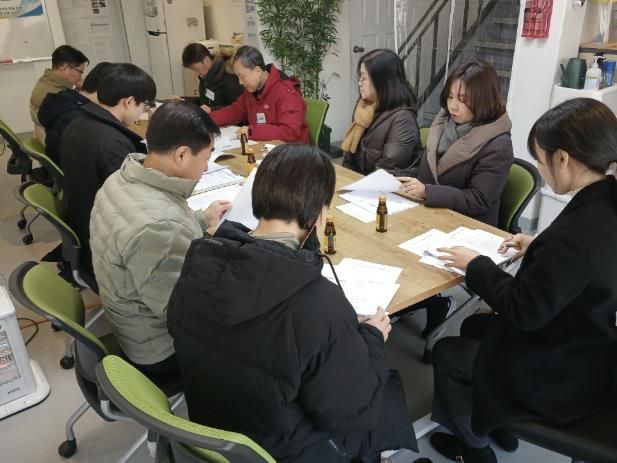 지난 24일 행복마을관리소 근로자들을 대상으로 업무 교육을 하고 있다.