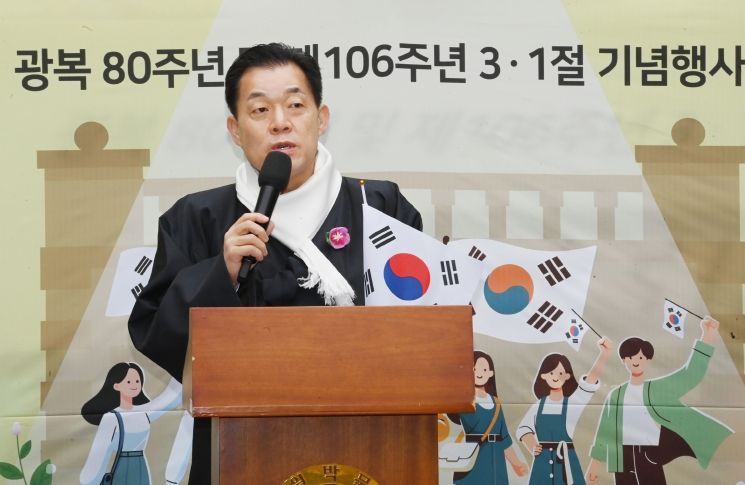 이재준 수원시장이 기념사를 하고 있다.