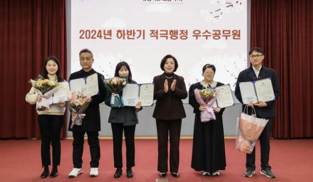 과천시, 적극행정 우수공무원 12명에 표창 수여(수상자 사진)