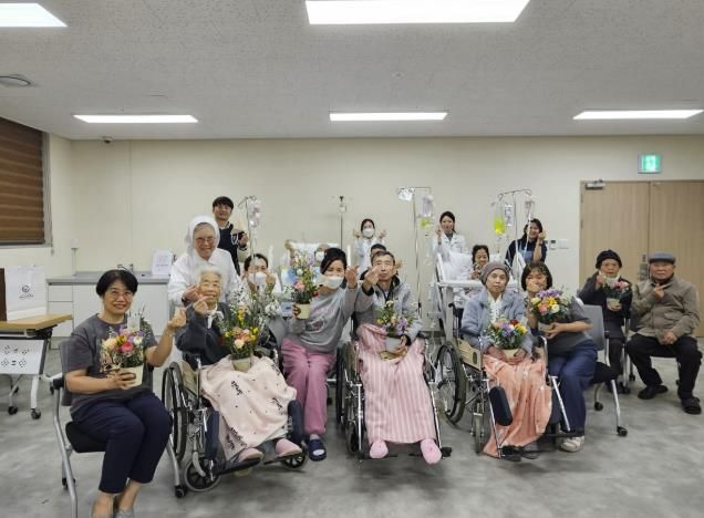 용인특례시는 호스피스 성루카병원 환자와 보호자를 대상으로 치유농업서비스 원예교육을 진행하고 있다