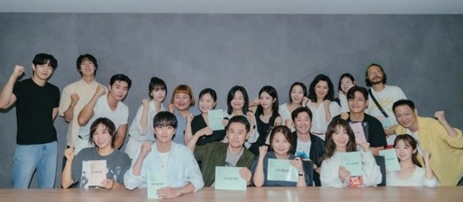 ‘24시 헬스클럽’이 배우들의 열정으로 가득한 대본 리딩 현장을 공개하며 유일무이 근(筋) 성장 드라마의 포문을 열었다.