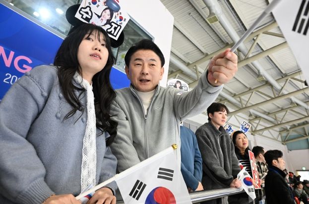 김동근 시장이 3월 19일 ‘카페 무지개 시즌 3+’의 일환으로 직원들과 ‘2025 세계여자컬링선수권대회’를 관람하고 있다.