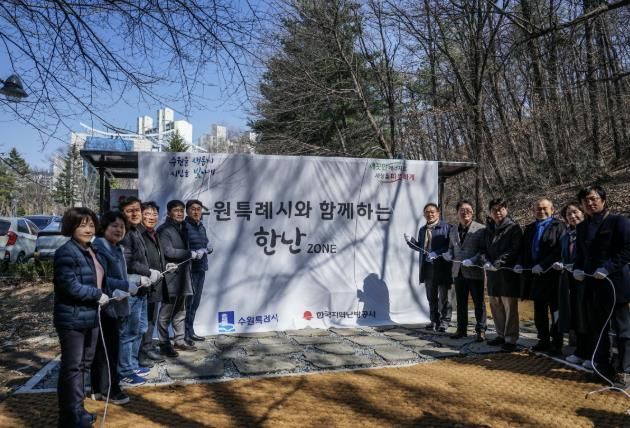한난존 개장식 참석자들이 함께하고 있다