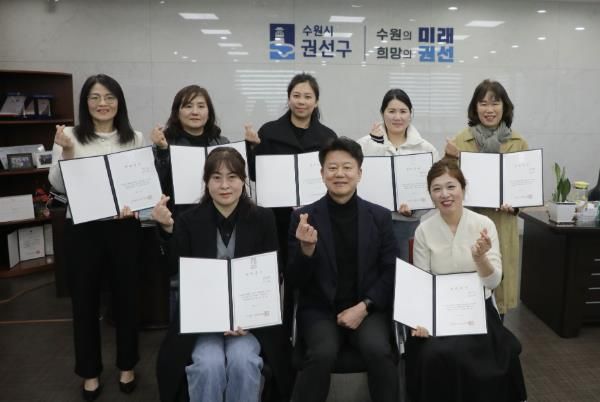 수원시 권선구는 지난 19일, 구청 상황실에서 김종석 구청장을 비롯해 행정의 최일선에서 헌신봉사하고 있는 통장 10여 명이 참석한 가운데‘2025년 상반기 통장자녀 장학금’ 전달식을 가졌다.