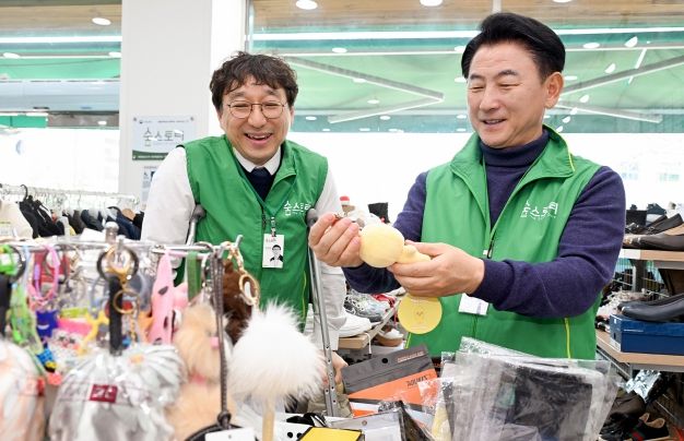 김동근 시장이 3월 20일 ‘민생 속으로’ 프로그램의 일환으로 숲스토리(대표 김경호)를 방문해 진열된 물품들을 살펴보고 있다.