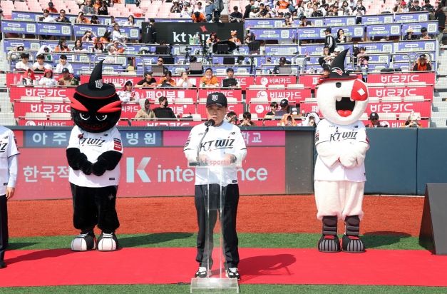 수원특례시의회 이재식 의장, “올 시즌 목표인 우승을 향해 힘차게 나아가길..”