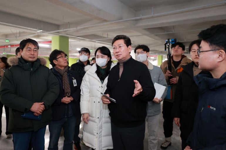 이상일 용인특례시장은 4차례 경남아너스빌디센트 건설 현장을 방문해 하자보수 상황을 살폈다.