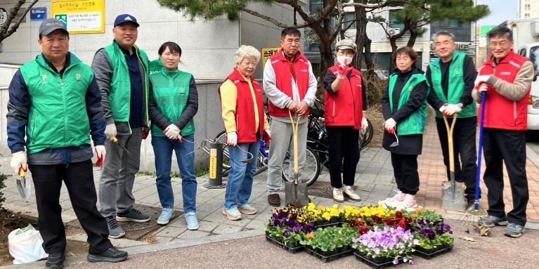 광명시 소하2동 새마을지도자협의회(회장 강선일)와 새마을부녀회, 주민자치회(회장 부영녀)는 봄을 맞아 소하2동 행정복지센터 앞 화단에 팬지와 비올라 등 약 200본의 봄꽃을 심으며 꽃심기 행사를 진행했다.