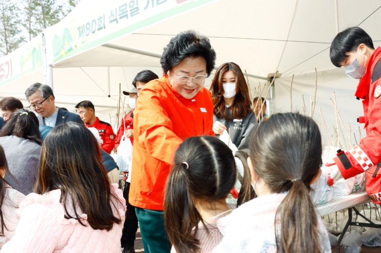 이천시, ‘제80회 식목일 기념 나무 나눠주기 행사’ 성료