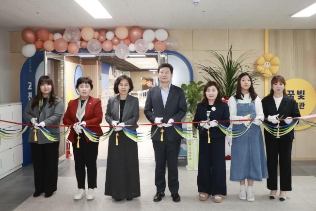 용인특례시는 17일 고진초등학교 '꿈빛도서관'을 리모델링하고 재개관했다