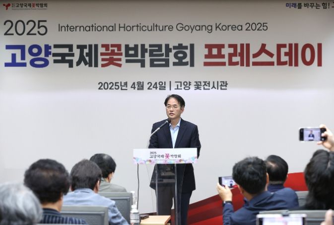 이동환 고양특례시장이 기자단에 인사말을 하고 있다.