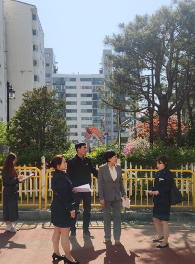 내 아이처럼… 이채명 도의원, 호계초 통학로 직접 걸었다