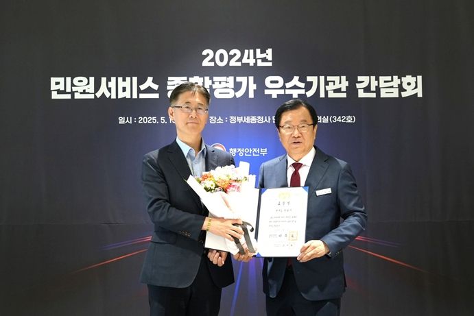 이현재 하남시장(사진 오른쪽)이 5월 13일 정부세종청사에서 열린 ‘2024년 민원서비스 종합평가’ 우수기관 간담회에 하남시 대표로 참석해 대통령 표창을 직접 수상하며 행정안전부 정부혁신국 황명석 국장(사진 왼쪽)과 함께 기념촬영을 하고 있다.