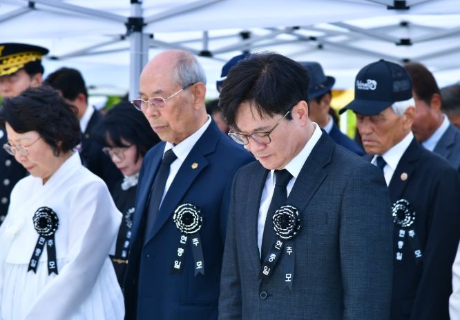 묵념하고 있는 김병수 시장