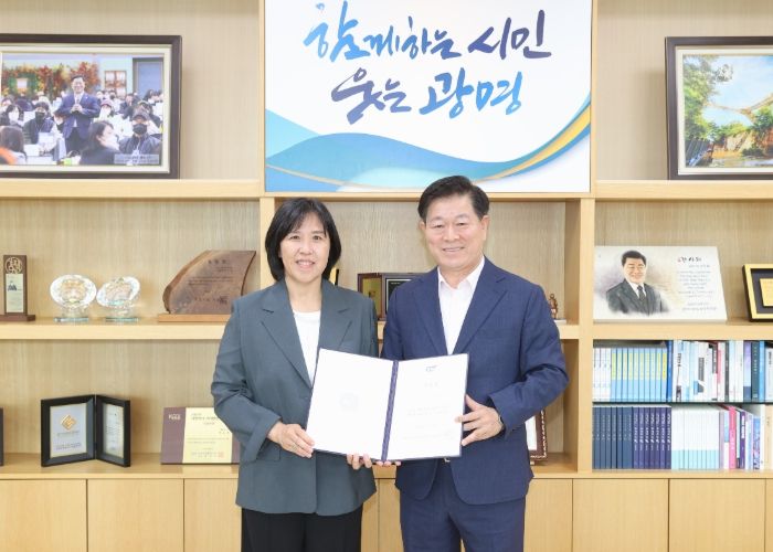 박승원 광명시장(사진 오른쪽)이 9일 송은영 신임 대표이사를 (재)광명문화재단 제5대 대표이사로 공식 임명했다. 사진 왼쪽부터 송은영 신임 대표이사, 박승원 광명시장.