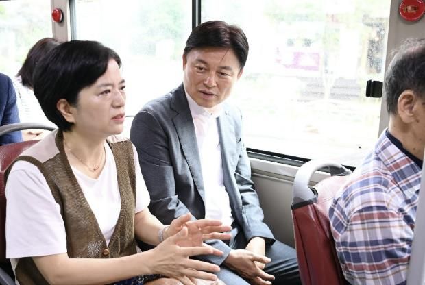 조용익 부천시장이 1일, 민선 8기 3주년 당일 첫 일정으로 출근길 버스에 올라 시민과 대화를 나누고 있다.