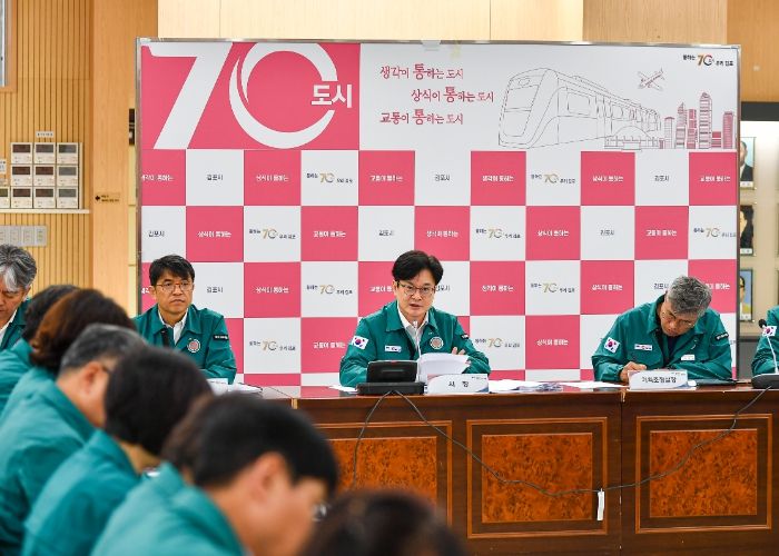 김포시가 7월 28일 시청 본관 대회의실에서 여름철 풍수해·폭염 대응 긴급 점검회의를 개최했다.