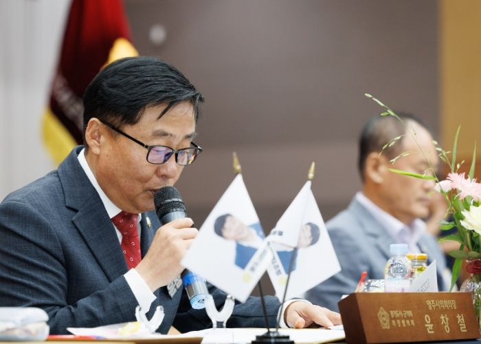 윤창철 의장이 제178차 정례회의에 앞서 환영사를 하고 있다.