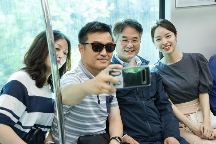 시민들과 함께 서해선에 탑승한 이동환 고양시장