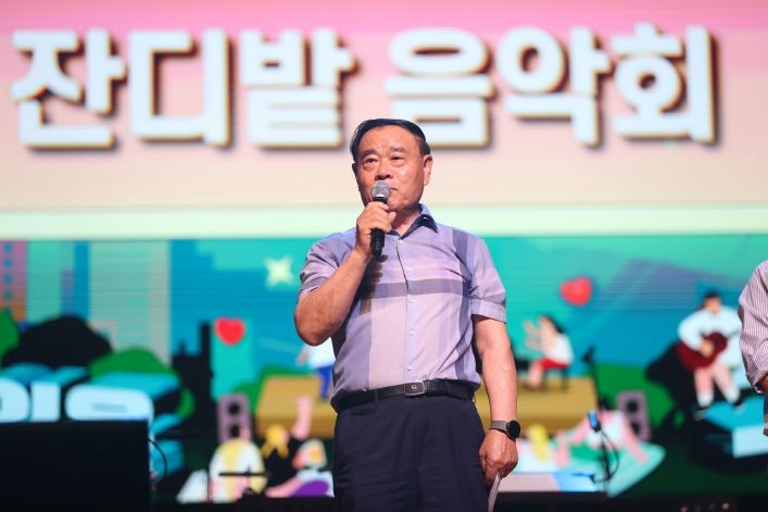 잔디밭음악회 ‘밤을 잊은 그대에게’ 공연 참석