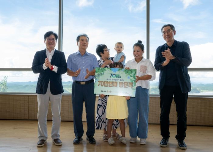 애기봉평화생태공원의 70만번째 방문객인 김소정님 가족과 김병수 시장, 이계현 김포문화재단 대표이사