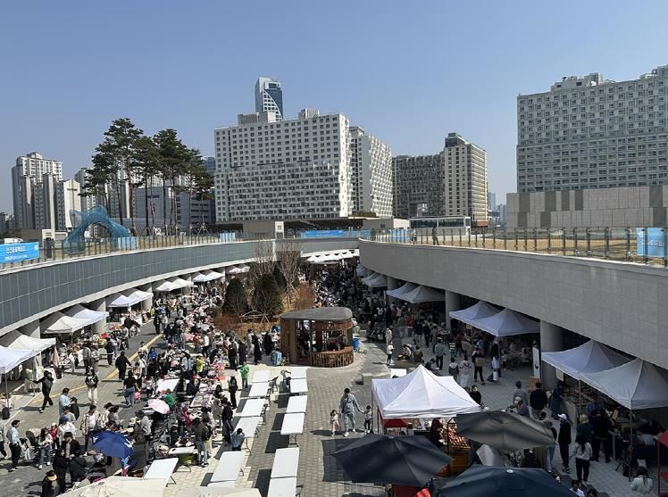 경기도담뜰에 많은 인원이 통행하고 있다.