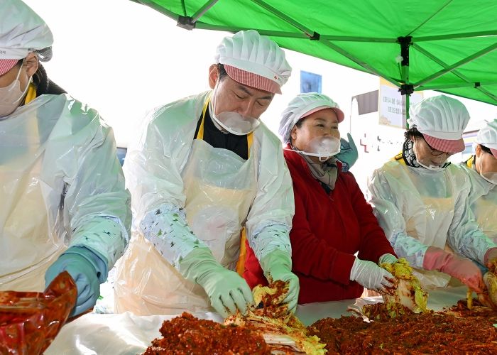 김동근 시장이 11월 11일 ‘사랑의 김장나눔행사’에서 김장을 담그고 있다.