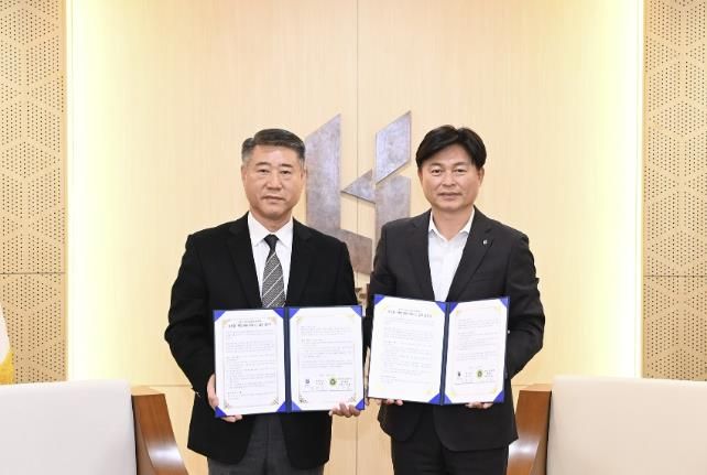 조용익 부천시장(오른쪽)과 강옥동 부천시호남향우회 총연합회장이 ‘핸썹해피하우스’ 협약식 기념사진을 찍고 있다.