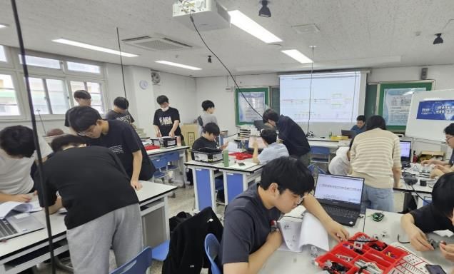 부천과학고의 과학중점학교 당시 ‘꿈틀소리 심화 실험캠프’ 수업 전경