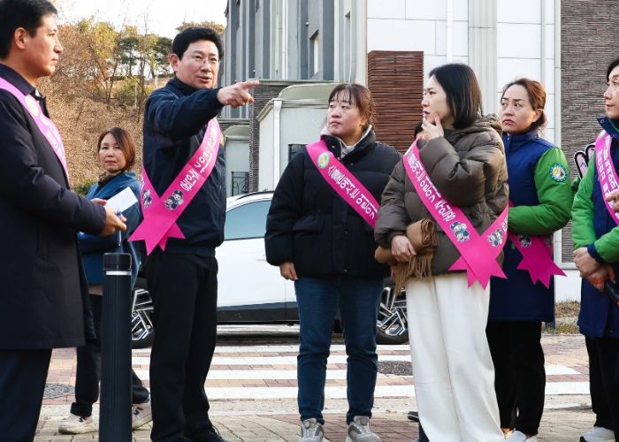 이상일 용인특례시장은 2일 기흥구 서농초 정문 횡단보도에서 아이들의 안전한 통학환경 조성을 위해 교통지도 봉사활동을 했다.