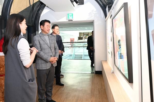 김동근 시장이 12월 4일 본관‧제1별관 연결통로에 마련된 ‘시민갤러리’ 전시 현장을 둘러보고 있다.