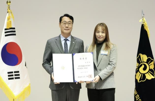 정명근 화성특례시장이 자문위원 위촉장을 들고 기념촬영을 하고 있다