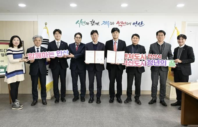 이민근 안산시장(왼쪽)이 9일 안산시 청년창업펀드 3호 조성을 위해 박선배 (주)신한벤처투자 대표이사와 업무협약을 체결하고 기념촬영을 하고 있다.