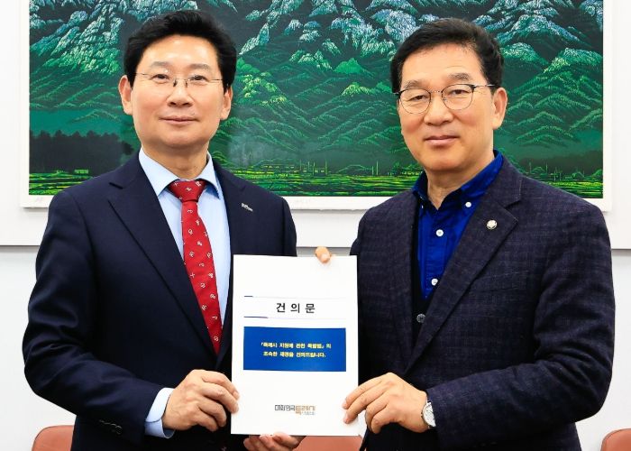 이상일 용인특례시장(왼쪽)은 10일 신정훈 국회 행정안전위원회 위원장(오른쪽)에게 특례시장협의회 공동명의로 작성된 '특례시 지원에 관한 특별법 제정 촉구 건의문'을 전달했다
