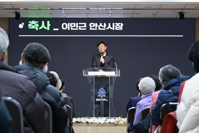 이민근 안산시장이 10일 단원구 노인복지관 대강당 한울채에서 열린 개관 20주년 기념 ‘청춘제’ 행사에서 인사 발언을 하고 있다.