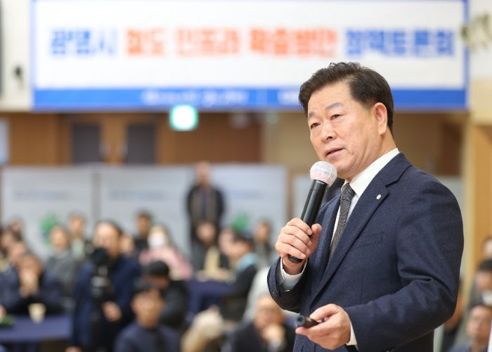박승원 광명시장이 15일 오후 시청 대회의실에서 열린 '광명시 철도 인프라 확충방안 정책토론회'에 참석해 발제하고 있다.