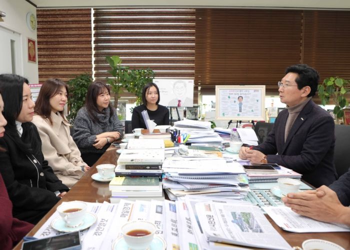 이상일 용인특례시장은 15일 시장실에서 기흥역세권에 거주하는 시민들과 만나 교육 현안을 논의했다.