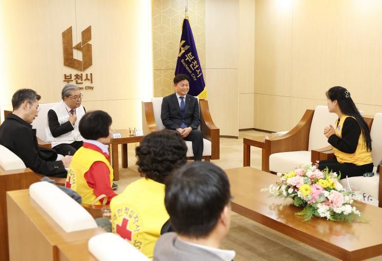 조용익 부천시장, 이재정 대한적십자사 경기도지사 회장, 전달식 관계자들이 담소를 나누고 있다.