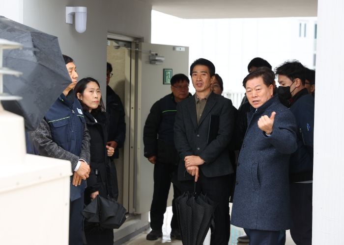 박승원 광명시장이 23일 오후 준공을 앞둔 ‘광명소하신원아침도시’를 방문해 입주 예정자 10여 명과 함께 시공 품질을 점검하고 있다.